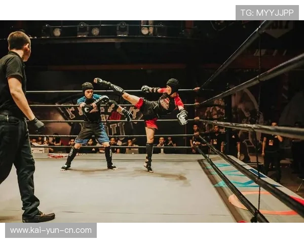 陈珙第二回合遭重击后调整战术，第四回合连续击倒对手KO胜