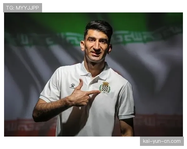 镜头特写:门将出击单拳击出传中球,与己方后卫相撞后险酿乌龙 镜头特写:门将出击单拳击出传中球,与己方后卫相撞后险酿乌龙