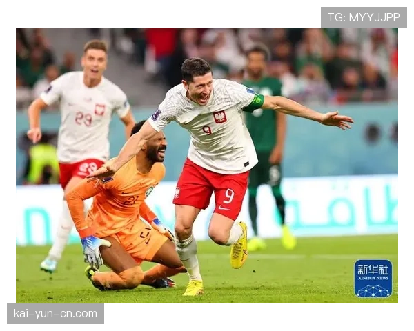 第82分钟莱万要球失败，弯腰凝视草皮显无奈