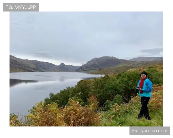 记录一场在持续小雨中进行的苏格兰地区决赛，球员与场地工作人员的坚持